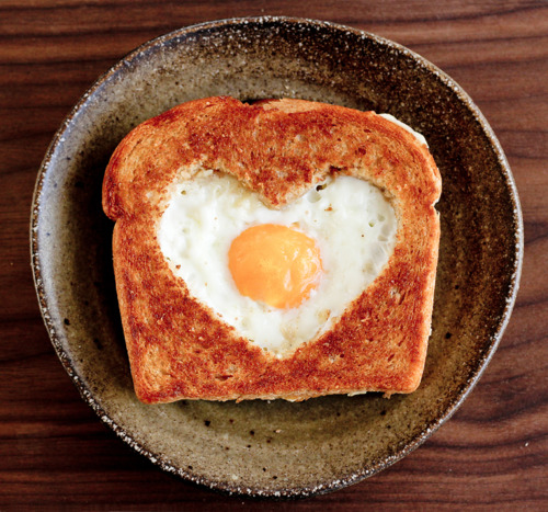heart-shaped-eggs-in-toast